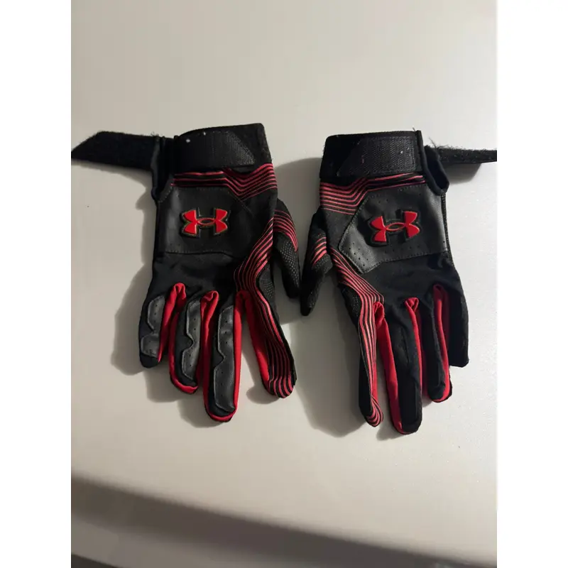Medium Under Armour clean up Batting Gloves (Used)