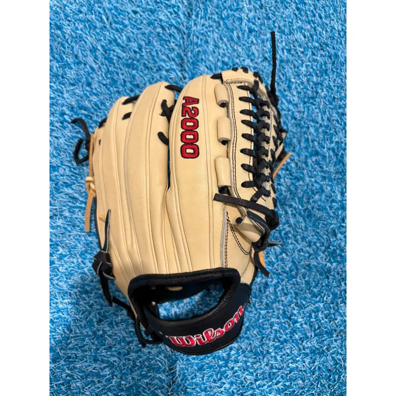 Tan Wilson A2000 "D33" RH Baseball Glove 11.75" (Used)