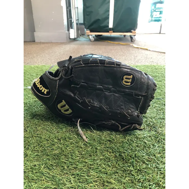 Wilson A2000 Right Hand Throw Pitcher's Baseball Glove 12.5" (Used)