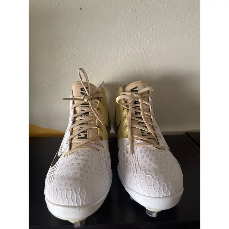 Men's Size M 12.0 (W 13.0) Nike (New)