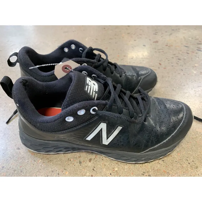 Black Adult Used Women's 8.0 New Balance Turf Shoes
