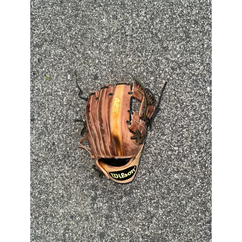 Wilson Right Hand Throw Infield A2000 Baseball Glove 11.5" (Used)