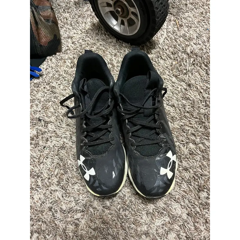Black Kids  Youth Under Armour Molded Cleats Cleats (Used)