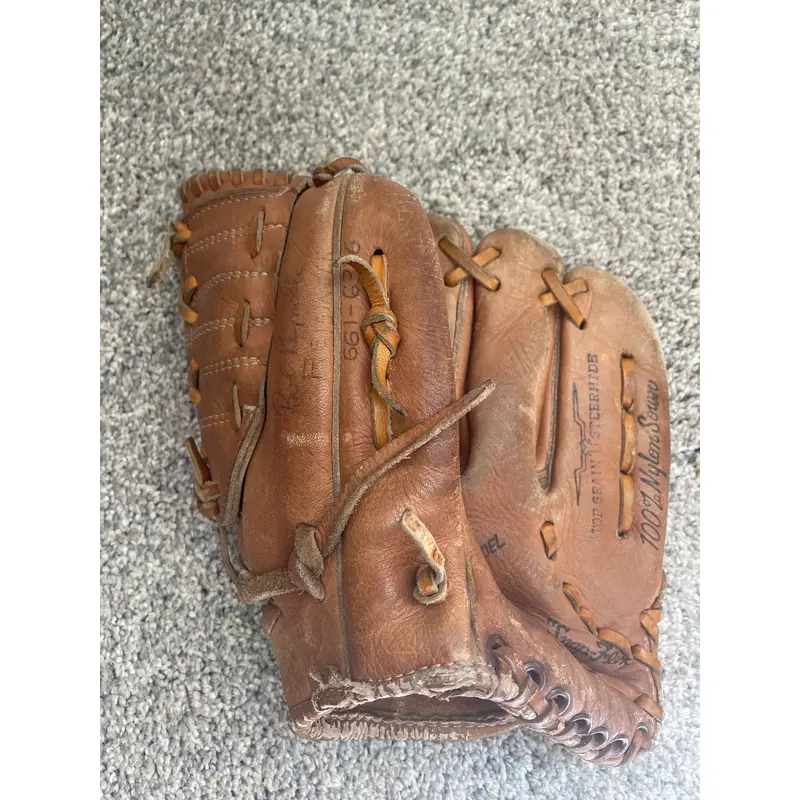 Right Hand Throw T.M.C. 1185 Baseball Glove 9.5" (Used)