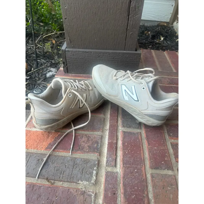 Men's Size M 9.5 (W 10.5) Adult New Balance Low Top Metal (Used)