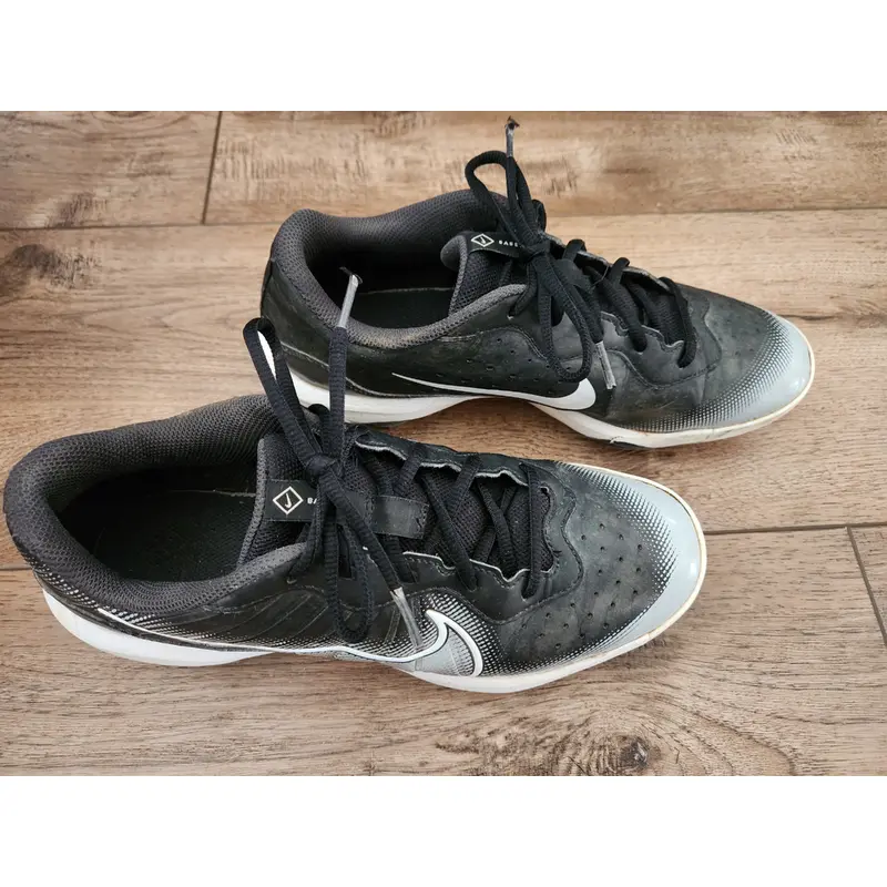 Black Men's Size M 8.5 (W 9.5) Adult Nike Low Top Metal (Used)