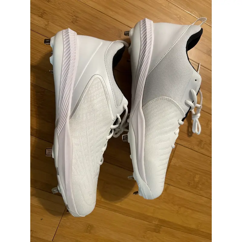 White Men's Size M 14.0 (W 15.0) Adult New Balance Low Top 4040v6 Metal (New)