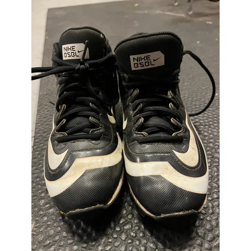 Under Armor lead off cleats