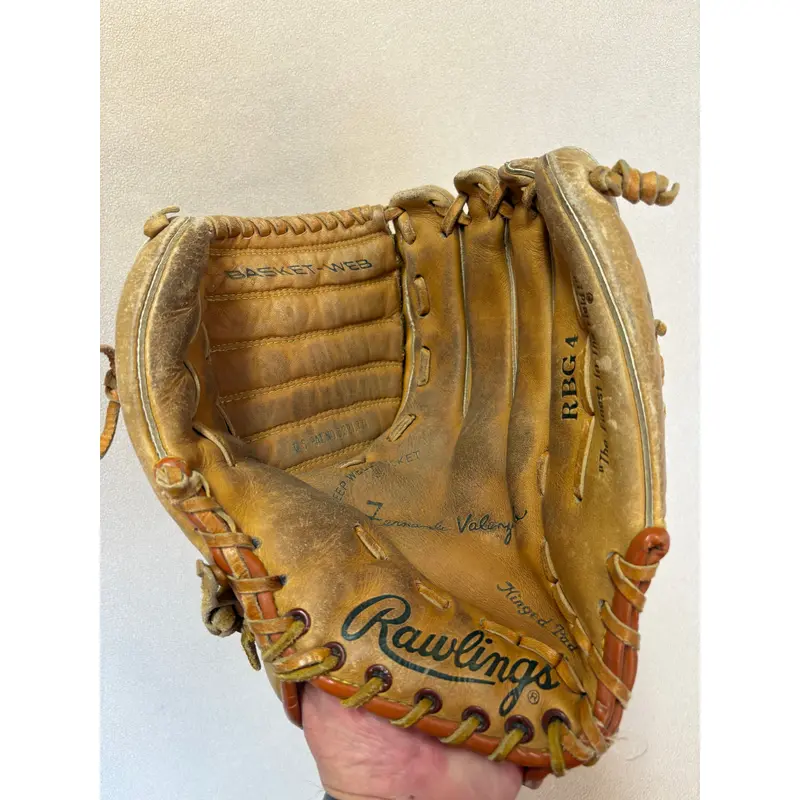 Right Hand Throw Rawlings RBG4 Baseball Glove (Used)
