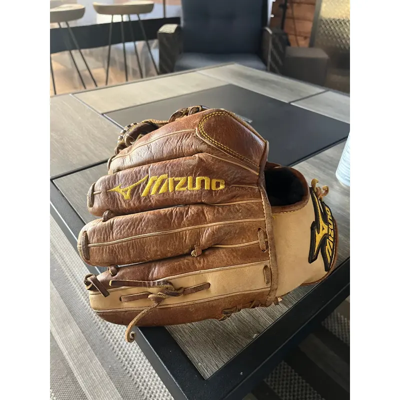 Mizuno Classic Pro Soft 11.75" (Used)