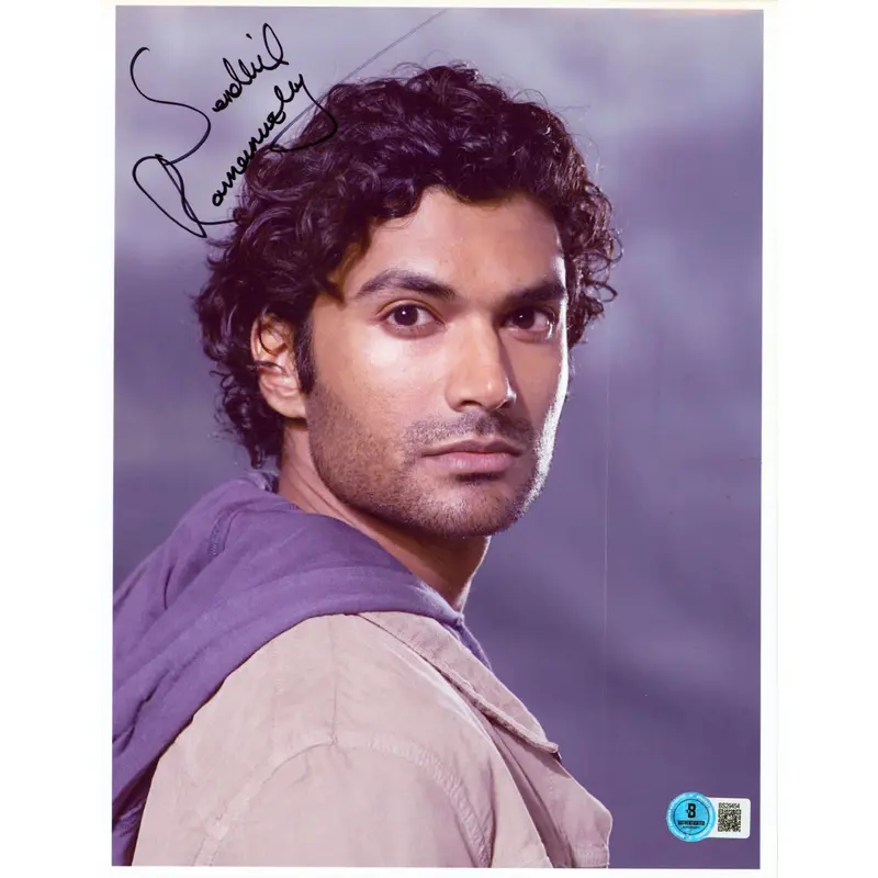Sendhil Ramamurthy Heroes Authentic Signed 8.5x11 Vertical Photo BAS #BS295454